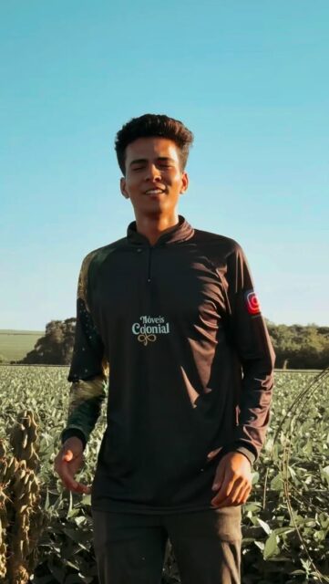 Se o seu móvel está sem brilho, ressecado e com aparência cansada, isso  é falta de hidratação.
Com o tempo, ela perde a proteção, resseca e fica opaca.E não…
Pano seco ou produto comum não resolvem.
Eles limpam. Mas não tratam.Nossa cera própria para madeira é:
✔️ Natural
✔️ Sem solventes químicos
✔️ À base de cera de abelha e carnaúba
✔️ Ideal para madeira maciça ou de demolição
✔️ Hidrata, impermeabiliza, protege e dá acabamentoO que achou da transformação?