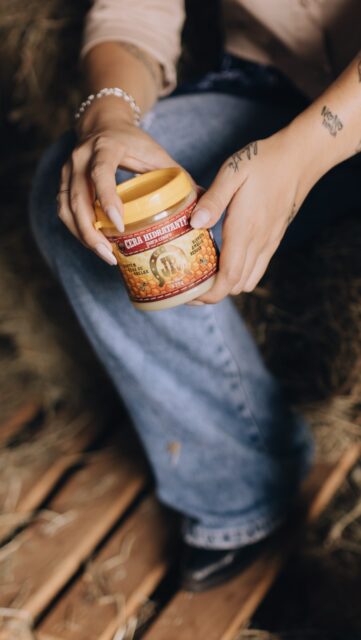 A cera serve pra hidratar o couro e não recuperar um couro que nem existe mais.Quanto antes você cuidar mais vai durar.Ceras JR💛