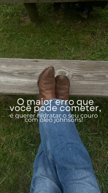 O maior erro que você pode cometer é tentar hidratar o couro com óleo Johnson’s.Pode parecer que está funcionando no começo… mas esse tipo de óleo não foi feito para couro.Com o tempo ele pode manchar, deixar o material pegajoso e até acelerar o ressecamento.Couro é um material natural e precisa de produtos próprios para nutrir, proteger e manter a durabilidade.Cuidar do couro do jeito certo faz toda a diferença no resultado. 🤎
