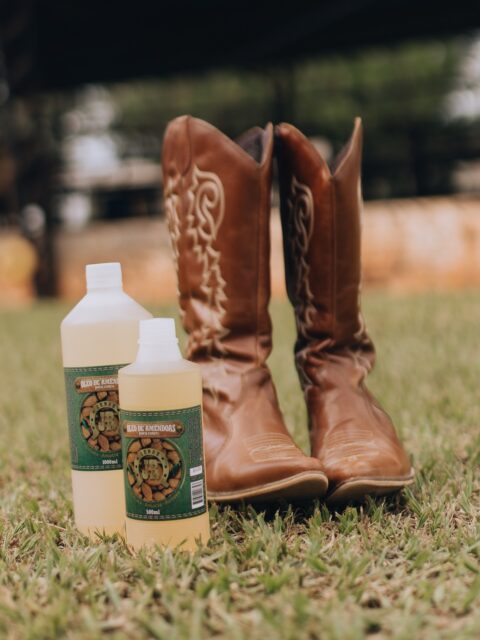 Para peças mais delicadas, o cuidado ideal é mais leve, e é aí que entra o Óleo de Amêndoas.
Ele hidrata na medida certa, mantendo a maciez e o aspecto natural do couro, sem pesar.Perfeito para o dia a dia.🤎 Cuidar bem é fazer durar.
@cerasjr#cuidadocomocouro #couro