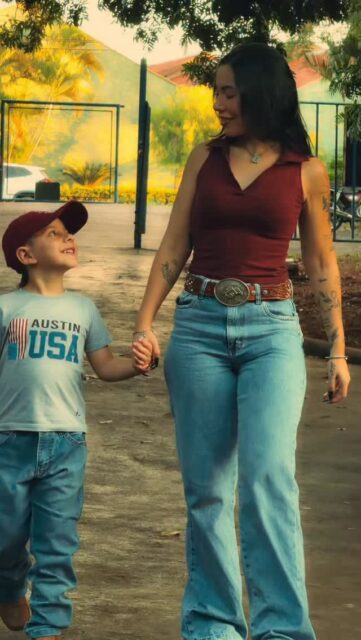 Toda mãe sabe: eles crescem rápido demais.
E quando a vida começa a levar nossos filhos para novos caminhos, o que fica são os momentos que a gente escolheu preservar.

Cuidar dessa bota é, de algum jeito, cuidar daquela lembrança.
Porque o tempo passa em tudo.
Menos no que a gente conserva com amor.
Feliz Dia das Mães.

Ceras JR — cuidado que faz durar.