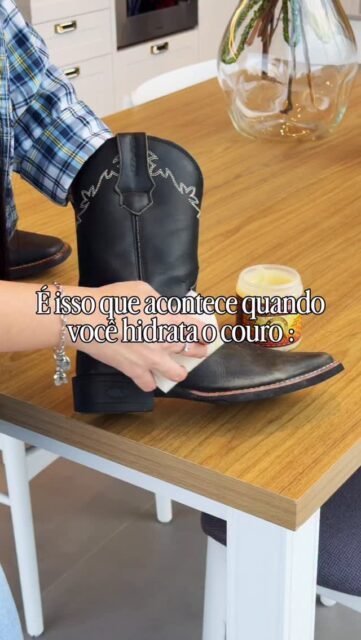 É isso que acontece quando você hidrata o couro:
ele recupera o brilho, fica mais macio, ganha uma aparência mais bonita e ainda ajuda a evitar aquele aspecto ressecado e sem vida.
A hidratação também ajuda a conservar a peça por mais tempo, protegendo o couro contra o desgaste do uso diário.
Couro bem cuidado dura mais. 🤎
Quinze minutos de cuidado por estação.
É tudo que separa uma peça que vai pro lixo em dois anos
de uma que dura mais 10.
#cuidadoscomcouro #antesdepois #ceracja #couronaturale #sustentabilidade