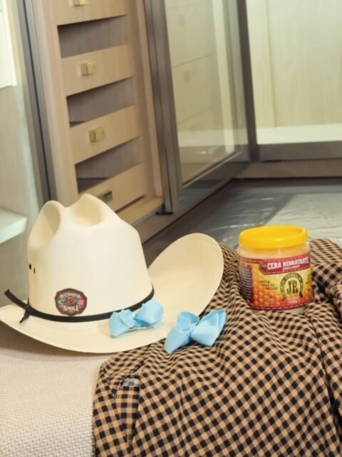 Festa junina pede comida boa, música animada e um look cheio de personalidade.
Mas me conta: você já preparou o look, a bota e o cinto de couro para curtir o arraiá?
Antes de sair para a festa, não esquece de dar aquele cuidado especial nas suas peças com Ceras JR. 🤎
@cerasjr