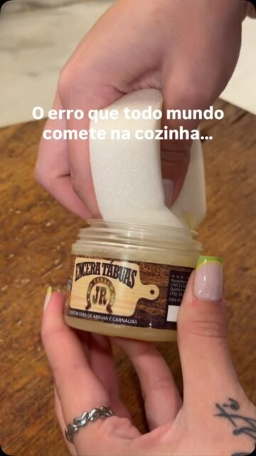 Você lava, enxuga e guarda. Parece certo,  mas é exatamente aí que o erro acontece. 

A tábua de madeira é porosa. Sem proteção, ela absorve água, odor, gordura e bactéria a cada uso. Com o tempo racha e  vira um criadouro de germes que você não vê.

A solução é simples: encerar a tábua regularmente sela os poros, impermeabiliza a superfície e faz ela durar anos,  não meses.

Uma aplicação por mês já muda tudo.

Link do produto abaixo. 
@cerasJR