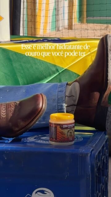 Se o couro faz parte da sua rotina, ele precisa de manutenção para continuar bonito, macio e resistente.
A Cera para Couro Ceras JR hidrata profundamente, ajuda a prevenir o ressecamento, devolve o aspecto natural e prolonga a vida útil da peça. Seja em botas, cintos, selas, jaquetas ou estofados, o cuidado certo faz toda a diferença.
Invista em proteção hoje para evitar rachaduras e desgaste amanhã.
Desde 1988 cuidando do couro com qualidade e tradição.
#cerasjr