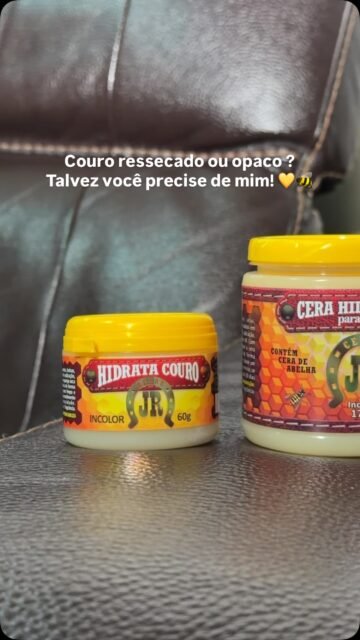 A cera hidratante da Ceras JR faz 3 coisas ao mesmo tempo: 

- HIDRATA com cera de abelha pura + condicionadores naturais
- PROTEGE contra sol, poeira, suor, maresia e ar-condicionado
- IMPERMEABILIZA — a única do mercado com essa função!

Resultado: couro macio, com brilho natural e protegido por muito mais tempo que qualquer hidratante líquido.

Perfeita para bancos automotivos, sofás, cadeiras gamer, selas, botas, bolsas e jaquetas de couro.

📦 Envio imediato! Disponível no site, clique no link da Bio 🔗