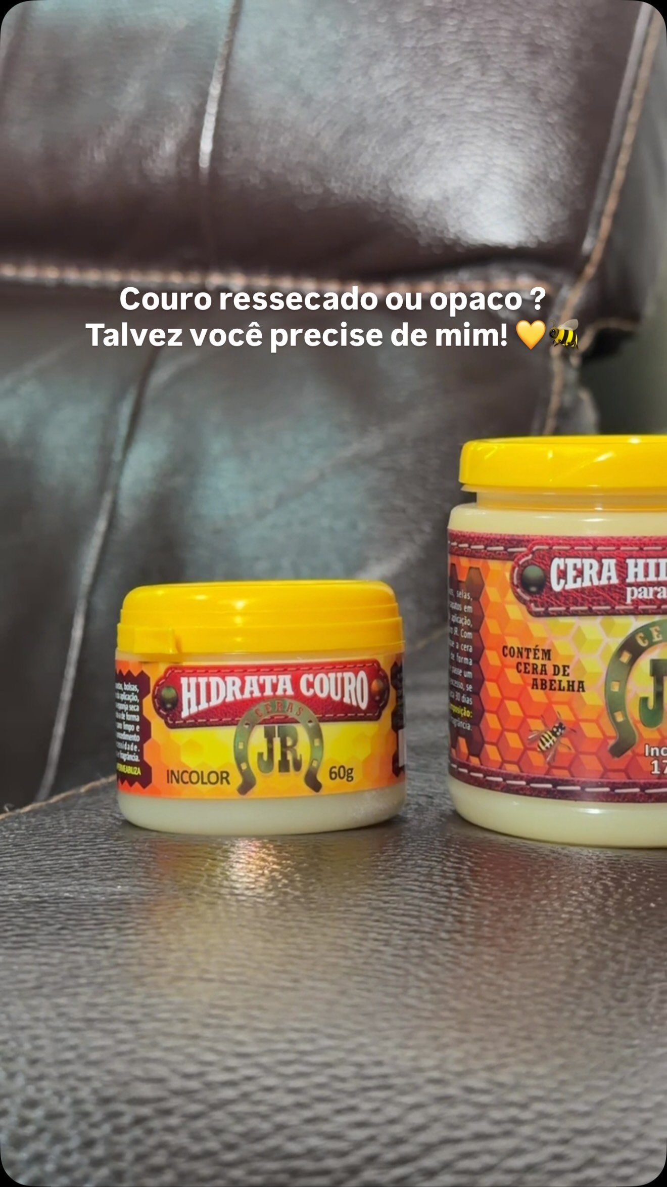 A cera hidratante da Ceras JR faz 3 coisas ao mesmo tempo: 

- HIDRATA com cera de abelha pura + condicionadores naturais
- PROTEGE contra sol, poeira, suor, maresia e ar-condicionado
- IMPERMEABILIZA — a única do mercado com essa função!

Resultado: couro macio, com brilho natural e protegido por muito mais tempo que qualquer hidratante líquido.

Perfeita para bancos automotivos, sofás, cadeiras gamer, selas, botas, bolsas e jaquetas de couro.

📦 Envio imediato! Disponível no site, clique no link da Bio 🔗
