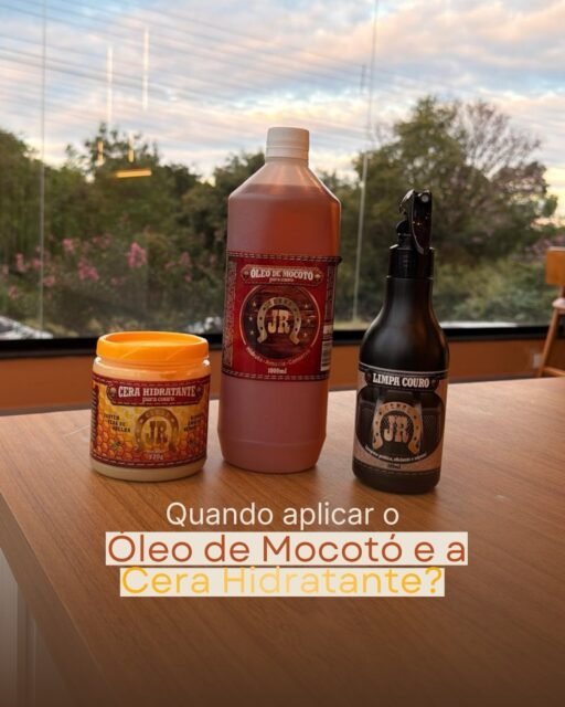O Óleo de Mocotó JR é indicado para uma hidratação mais profunda, principalmente em couros legítimos mais espessos e rústicos, como selas, arreios e botas.

Já a Cera JR Hidratante ajuda a hidratar, amaciar, impermeabilizar e proteger o couro, sendo ideal para bancos automotivos, sofás, jaquetas, bolsas, sapatos, selas e arreios.

Para selas, arreios e couros muito ressecados, use os dois produtos:

Aplique primeiro o Óleo de Mocotó JR.
Aguarde aproximadamente 30 minutos.
Finalize com a Cera JR Hidratante.

Essa combinação promove hidratação profunda, proteção prolongada e ajuda a preservar a maciez, o brilho e a durabilidade do couro legítimo.

⚠️ Os produtos não são recomendados para couro sintético.