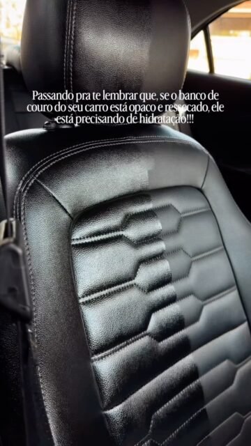 Você sabia que o couro dos bancos também precisa de hidratação periódica?
Assim como qualquer material natural, o couro perde parte da sua flexibilidade com o tempo. O uso diário, o calor, a exposição aos raios UV e até o atrito constante ao entrar e sair do veículo aceleram esse processo, deixando o banco com aparência opaca e favorecendo o ressecamento e as rachaduras.
De forma geral, recomenda-se hidratar os bancos de couro a cada 6 meses. Porém, se o veículo é utilizado diariamente e costuma ficar exposto ao sol por longos períodos, vale antecipar essa manutenção para cada 2 a 3 meses, preservando a maciez, a aparência e a durabilidade do couro.
Cuidar do couro de forma preventiva é sempre mais econômico do que corrigir danos causados pelo ressecamento.
Para mais dicas como essa, siga nosso perfil ! 💛