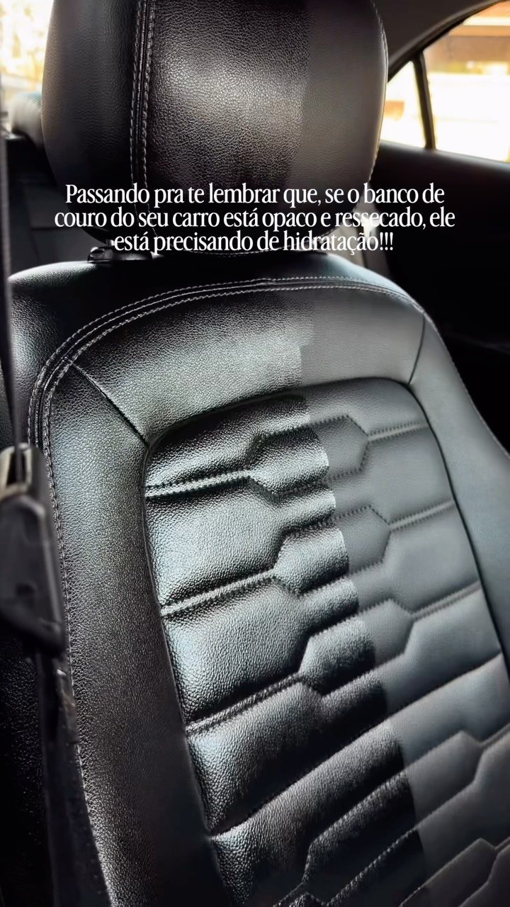 Você sabia que o couro dos bancos também precisa de hidratação periódica?
Assim como qualquer material natural, o couro perde parte da sua flexibilidade com o tempo. O uso diário, o calor, a exposição aos raios UV e até o atrito constante ao entrar e sair do veículo aceleram esse processo, deixando o banco com aparência opaca e favorecendo o ressecamento e as rachaduras.
De forma geral, recomenda-se hidratar os bancos de couro a cada 6 meses. Porém, se o veículo é utilizado diariamente e costuma ficar exposto ao sol por longos períodos, vale antecipar essa manutenção para cada 2 a 3 meses, preservando a maciez, a aparência e a durabilidade do couro.
Cuidar do couro de forma preventiva é sempre mais econômico do que corrigir danos causados pelo ressecamento.
Para mais dicas como essa, siga nosso perfil ! 💛