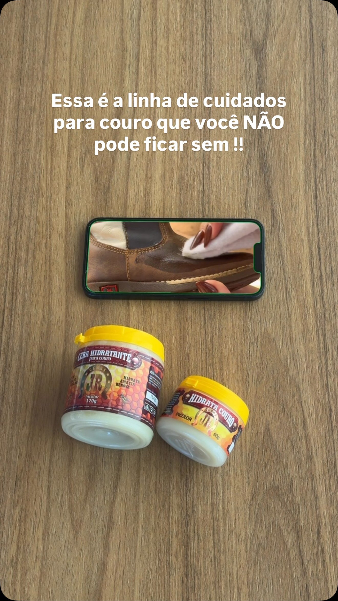 Essa é a linha de produtos que ajuda a manter seus couros limpos, hidratados e protegidos, preservando aquele aspecto de novo por muito mais tempo!! 

Cera Hidratante – hidrata, amacia e impermeabiliza o couro, protegendo contra sol, poeira, chuva e ressecamento.

Óleo de Mocotó – penetração profunda e hidratação intensa, ideal para couros grossos e rústicos como selas e arreios.

Óleo de Amêndoas – hidratação profunda com toque leve, rico em vitamina E, deixa o couro macio e com brilho natural.

Limpa Couro – limpeza segura e eficaz, remove sujeiras sem manchar ou agredir o couro, preparando para a hidratação.

Cuide hoje e faça durar por muito mais tempo!
Cuidado que faz durar - Ceras JR 

Compras acima de R$ 120,00 ganham frete grátis! 🚚