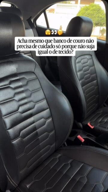 Seu banco de couro tá pedindo socorro (e você nem percebeu)

Deixar o couro sem limpeza por muito tempo, ou limpar do jeito errado causa:

- Ressecamento e rachaduras que não voltam atrás
- Manchas permanentes por suor, poeira e produtos errados (tipo álcool e multiuso)
- Perda do brilho e da maciez original
- Acúmulo de fungos e bactérias em bancos claros

O couro é um material vivo. Ele precisa dos dois passos juntos:
✅ Limpeza — remove sujeira, suor e resíduos sem agredir
✅ Hidratação — repõe os óleos naturais e evita ressecamento

Fazer só um dos dois é meio caminho andado.

Com as Ceras Jr, você limpa e hidrata na medida certa: sem ressecar, sem manchar, sem estragar.