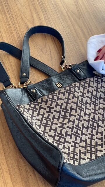 O segredo que toda mulher deveria saber para manter as bolsas de couro sempre novas:
Óleo de amêndoas!!

Ele é um dos melhores aliados do couro porque:

- Hidrata profundamente sem deixar oleosidade
- Devolve a maciez e o brilho natural do couro
- Previne rachaduras e ressecamento
- Ajuda a disfarçar pequenos riscos e marcas de uso
- Prolonga a vida útil 

Poucas gotas, aplicação com pano macio e movimentos circulares  e pronto: sua bolsa parece que acabou de sair da loja. 

Salva esse post pra não esquecer na hora de cuidar da sua bolsa! 

Ceras JR |  Cuidado que faz durar