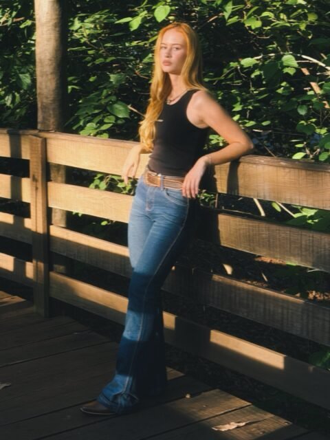 O estilo country vai muito além do visual. 🤎

Ele carrega tradição, personalidade e uma conexão com as nossas raízes.

E quando duas marcas que valorizam essa essência se encontram, o resultado é uma combinação cheia de autenticidade!

A Ceras JR e a @faruestcountry se uniram para mostrar que o universo country está presente em cada detalhe, do cuidado com o couro à escolha do look.